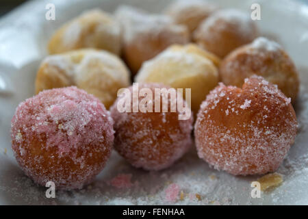 Feste di Carnevale frittelle dolci a forma di sfere chiamato castagnole Foto Stock