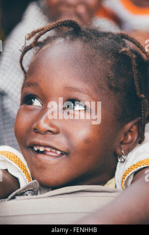 Mali, Africa - Agosto 2009 - Closeup ritratto di un africano nero scuola primaria studente avente una pausa Foto Stock