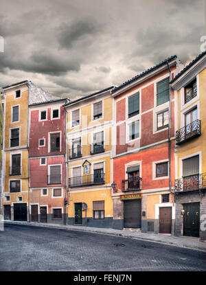 Multi-edifici colorati su Calle Alfonso VIII, Cuenca, Spagna Foto Stock