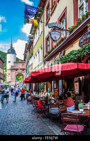 Steingasse, una bella strada di ciottoli nel quartiere Altstadt di Heidelberg con il gate del Alte Brucke alla sua estremità. Foto Stock