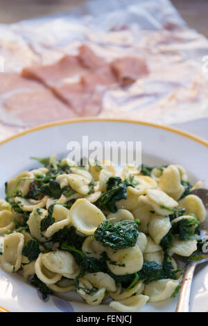 Freschi fatti a mano Orecchiette con broccoli rabe la famosa ricetta pugliese Foto Stock