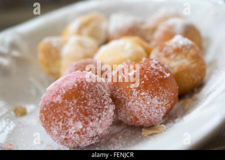 Feste di Carnevale frittelle dolci a forma di sfere chiamato castagnole Foto Stock