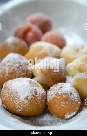 Feste di Carnevale frittelle dolci a forma di sfere chiamato castagnole Foto Stock