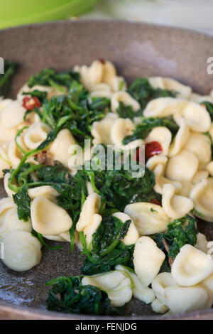 Freschi fatti a mano Orecchiette con broccoli rabe in padella Foto Stock