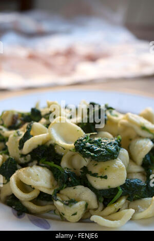 Freschi fatti a mano Orecchiette con broccoli rabe la famosa ricetta pugliese Foto Stock