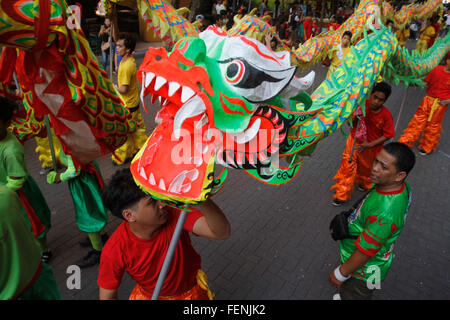 Pasay, Filippine. Il giorno 08 Febbraio, 2016. Dragon ballerini pronti per eseguire in un centro commerciale di Pasay City. Persone celebrano il nuovo anno, l'inizio dell'Anno della Scimmia di fuoco, a Manila Chinatown con il tradizionale drago e la danza del Leone, in visita a Templi e mangiare piatti Cinesi e prelibatezze in diversi ristoranti autentici. © Marlo Cueto/Pacific Press/Alamy Live News Foto Stock