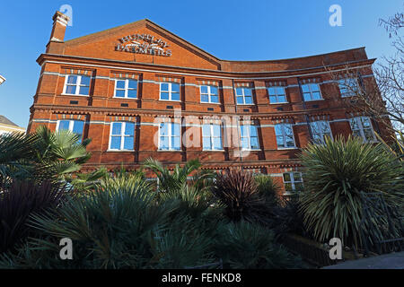 La parte anteriore del Huntley e Palmer's edificio, costruito in mattoni rossi con un camino in corrispondenza di una estremità e molte finestre nella parte anteriore. Foto Stock