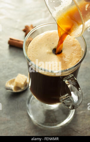 Tazza di caffè sul tavolo Foto Stock