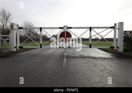 Passaggio a livello gate in tutta la strada, una coppia di autentico passaggio a livello gate sbarrando la strada per un ben noto museo ferroviario. Foto Stock