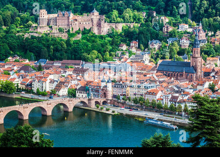 Vista su Heidelberg Città vecchia, il castello, la chiesa e il ponte. Foto Stock