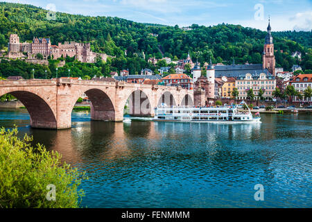 Una crociera turistica battello passa sotto il Karl Theodor ponte sul fiume Neckar a Heidelberg. Foto Stock