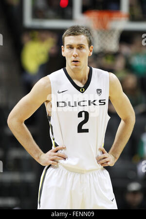 Febbraio 7, 2016: Oregon Ducks guard Casey Benson (2) reagisce a una chiamata dagli arbitri durante il NCAA pallacanestro tra le anatre e le Utah Utes a Matt Knight Arena, Eugene, o Foto Stock