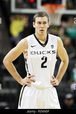 Febbraio 7, 2016: Oregon Ducks guard Casey Benson (2) reagisce a una chiamata dagli arbitri durante il NCAA pallacanestro tra le anatre e le Utah Utes a Matt Knight Arena, Eugene, o Foto Stock