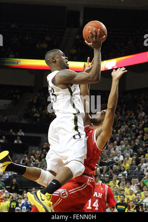 Febbraio 7, 2016: Oregon Ducks avanti Elgin Cook (23) prende un colpo su Utah Utes guard Isaia Wright (1) durante il NCAA pallacanestro tra le anatre e le Utah Utes a Matt Knight Arena, Eugene, o Foto Stock