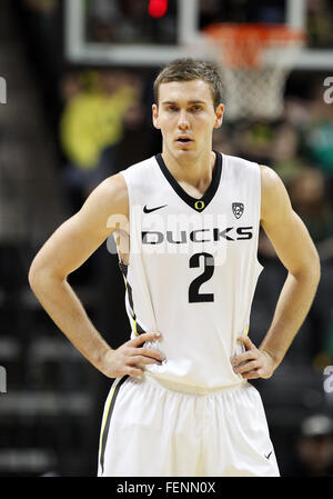 Febbraio 7, 2016: Oregon Ducks guard Casey Benson (2) reagisce a una chiamata dagli arbitri durante il NCAA pallacanestro tra le anatre e le Utah Utes a Matt Knight Arena, Eugene, o Foto Stock