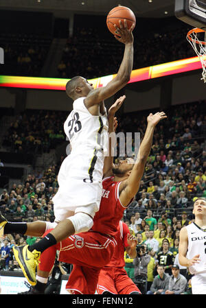 Febbraio 7, 2016: Oregon Ducks avanti Elgin Cook (23) prende un colpo su Utah Utes guard Isaia Wright (1) durante il NCAA pallacanestro tra le anatre e le Utah Utes a Matt Knight Arena, Eugene, o Foto Stock