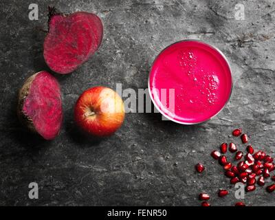 Vista aerea del rosa succo di greggio e di frutta rossa e le verdure su sfondo scuro Foto Stock