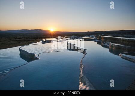 Primavera calda terrazze al tramonto, Pamukkale, Anatolia, Turchia Foto Stock