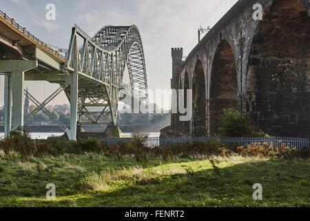 Silver Jubilee Bridge e Runcorn ponte ferroviario, Runcorn, Cheshire, Inghilterra Foto Stock