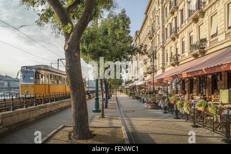 Le fermate del tram e i ristoranti lungo il Danubio, Ungheria, Budapest Foto Stock