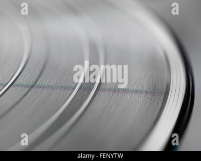 Extreme close up di scanalature su un disco in vinile Foto Stock