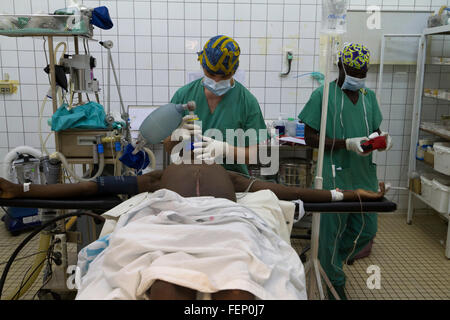 Interventi chirurgici in sala operatoria ,MSF ospedale, Rutshuru, Nord Kivu, nella Repubblica democratica del Congo, LA REPUBBLICA DEMOCRATICA DEL CONGO,Africa centrale Foto Stock