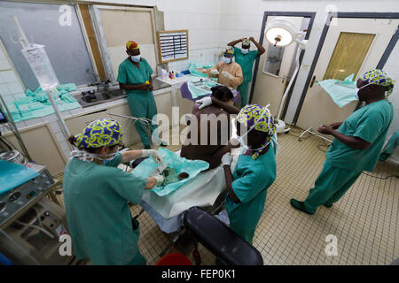 Interventi chirurgici in sala operatoria ,MSF ospedale, Rutshuru, Nord Kivu, nella Repubblica democratica del Congo, LA REPUBBLICA DEMOCRATICA DEL CONGO,Africa centrale Foto Stock