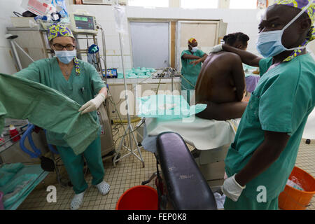 Interventi chirurgici in sala operatoria ,MSF ospedale, Rutshuru, Nord Kivu, nella Repubblica democratica del Congo, LA REPUBBLICA DEMOCRATICA DEL CONGO,Africa centrale Foto Stock