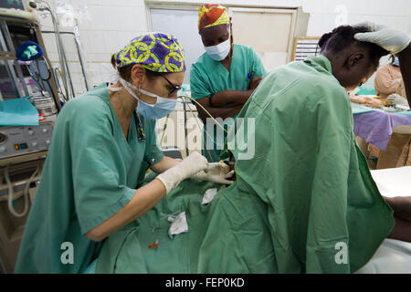 Interventi chirurgici in sala operatoria ,MSF ospedale, Rutshuru, Nord Kivu, nella Repubblica democratica del Congo, LA REPUBBLICA DEMOCRATICA DEL CONGO,Africa centrale Foto Stock