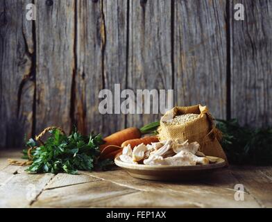 Carote, coriandolo, funghi e farro in sacco di tela Foto Stock