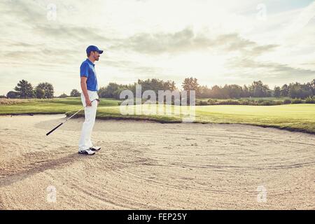 Il Golfer in sabbia trappola, Korschenbroich, Dusseldorf, Germania Foto Stock
