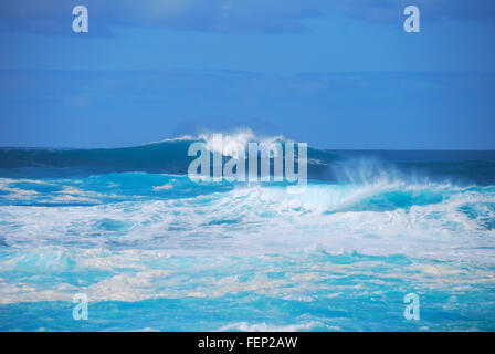 Onde sulla North Shore di Oahu a Waimea Bay Beach Park Foto Stock