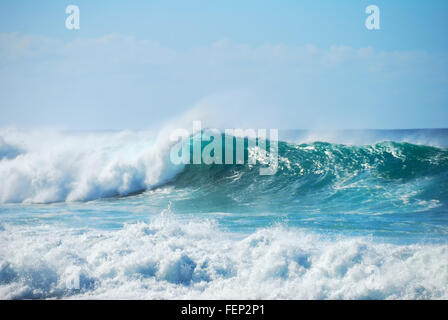 Onde sulla North Shore di Oahu a Waimea Bay Beach Park Foto Stock