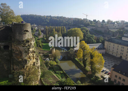 Lussemburgo, vista dalla Corniche della città superiore al trimestre Grund, autunno Foto Stock