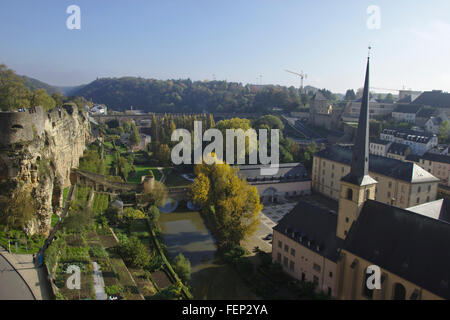 Lussemburgo, vista dalla Corniche della città superiore al trimestre Grund, autunno Foto Stock