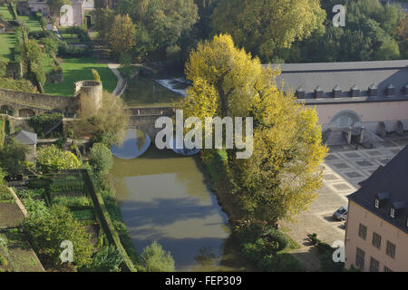 Lussemburgo, vista dalla Corniche della città superiore al trimestre Grund, autunno Foto Stock