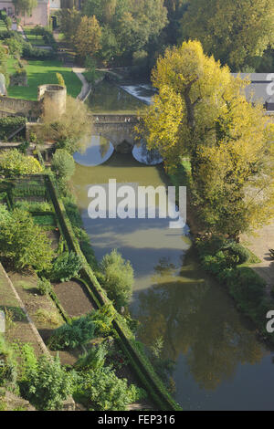 Lussemburgo, vista dalla Corniche di Città Alta al fiume Alzette in Grund, autunno Foto Stock