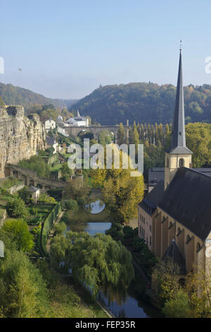 Lussemburgo, vista dalla Corniche della città superiore al trimestre Grund, autunno Foto Stock