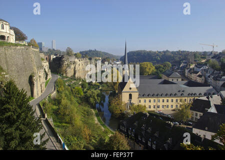 Lussemburgo, vista dalla Corniche della città superiore al trimestre Grund e Neumünster abbey, autunno Foto Stock