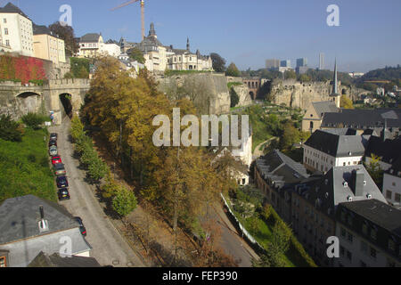 Lussemburgo, vista dalla Corniche della città superiore al trimestre Grund, autunno Foto Stock