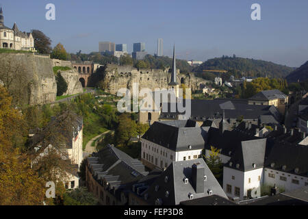 Lussemburgo, vista dalla Corniche della città superiore al trimestre Grund, autunno Foto Stock