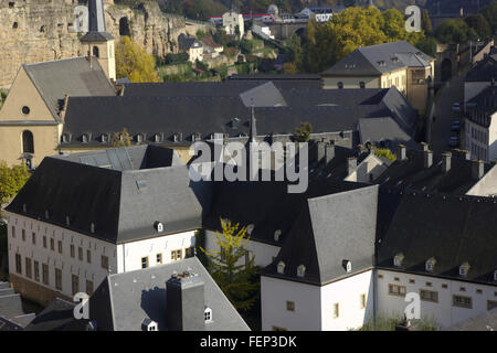 Lussemburgo, Grund, Neumünster abbey, vista dalla Corniche della città superiore al trimestre Grund, autunno Foto Stock