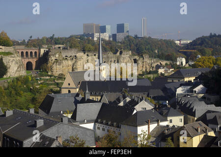 Lussemburgo, vista dalla Corniche della città superiore al trimestre Grund e Bock, autunno Foto Stock