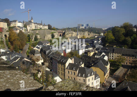 Lussemburgo, vista dalla Corniche della città superiore al trimestre Grund e Bock autunno Foto Stock