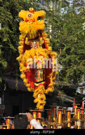 Phnom Penh Cambogia. 8 febbraio, 2016. Phnom Penh celebra "Anno della Scimmia' w/ Leone tradizionali balli durante il Capodanno cinese. Credito: Kraig Lieb / Alamy Live News Foto Stock