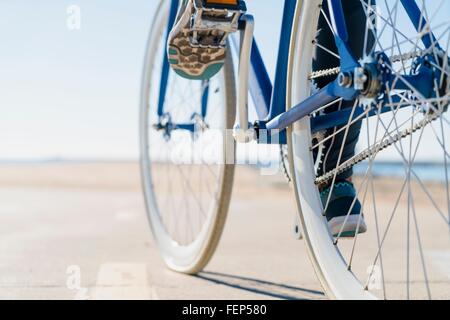 Donna ciclismo, bassa sezione, close-up Foto Stock