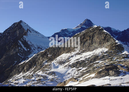 Vista dal Monte Moro Pass verso Monte Moro e Strahlhorn. Inverno senza neve, Svizzera/Italia Foto Stock