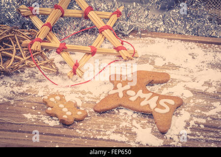Biscotti di Natale su una tavola di legno con una stella Foto Stock