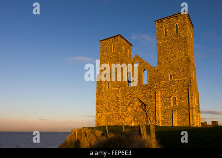 Resti della chiesa Reculver torri bagnata nel tardo pomeriggio di sole Foto Stock