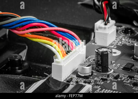 I fili su un microcircuito pensione in vari colori Foto Stock